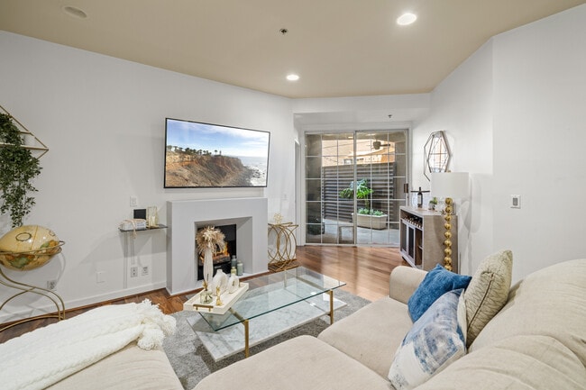 Photo - 585 N Rossmore Ave Unidad 208