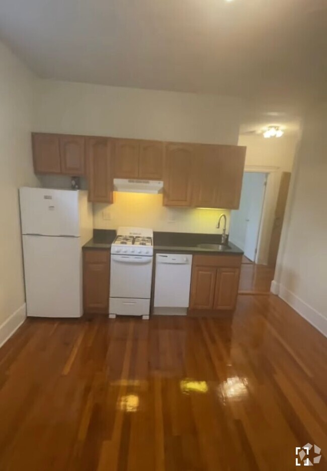 Building Photo - 3-bed w/ H+HW on GL-B Rental