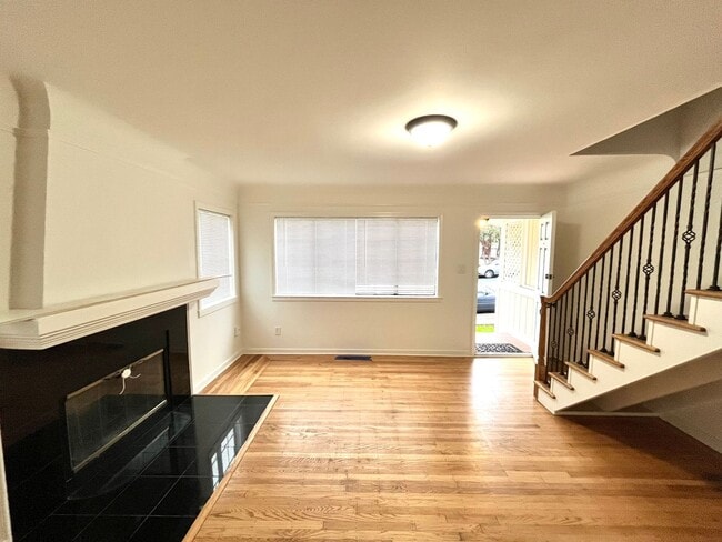 Building Photo - Charming 4 Bedroom Home Located in Lomita Park Neighborhood