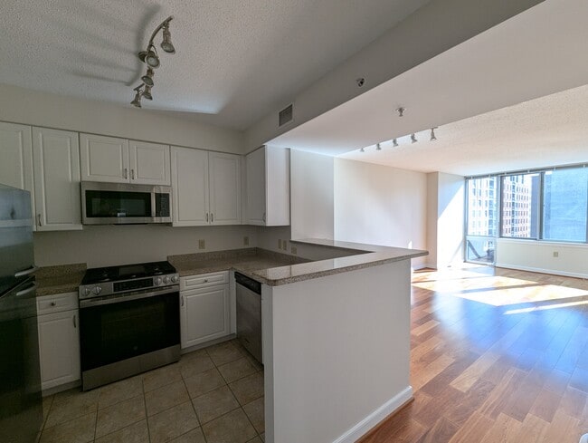 Building Photo - 555 Massachusetts Ave NW Unit #907 Rental