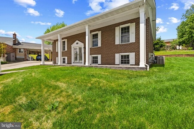 Building Photo - 8006 Woodhaven Ct