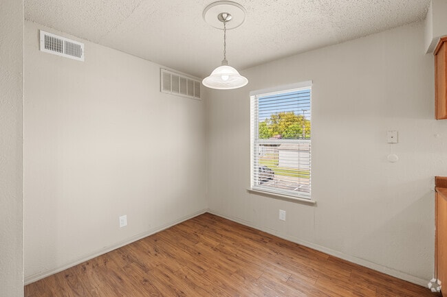 2BR, 1BA - 974SF - Dining Room - Cleburne Plaza