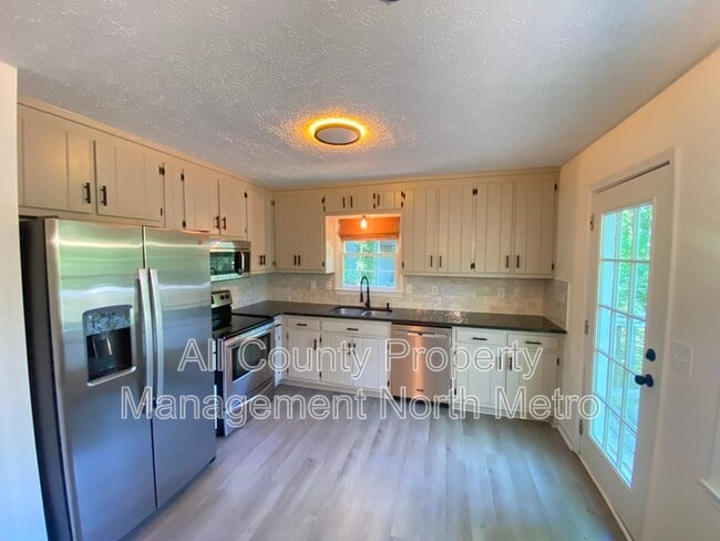 Photo - 410 Riverlake Ct