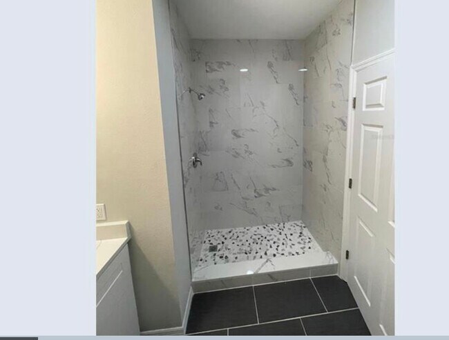 Master bathroom - 4350 Tyler Cir N