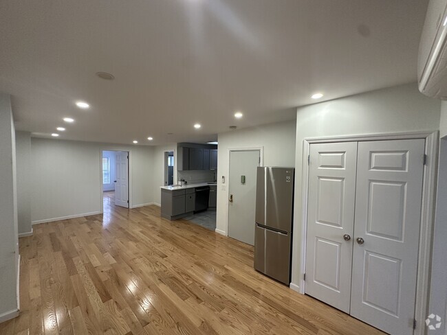 Building Photo - 10 -31 51st Avenue Unit Apt 3