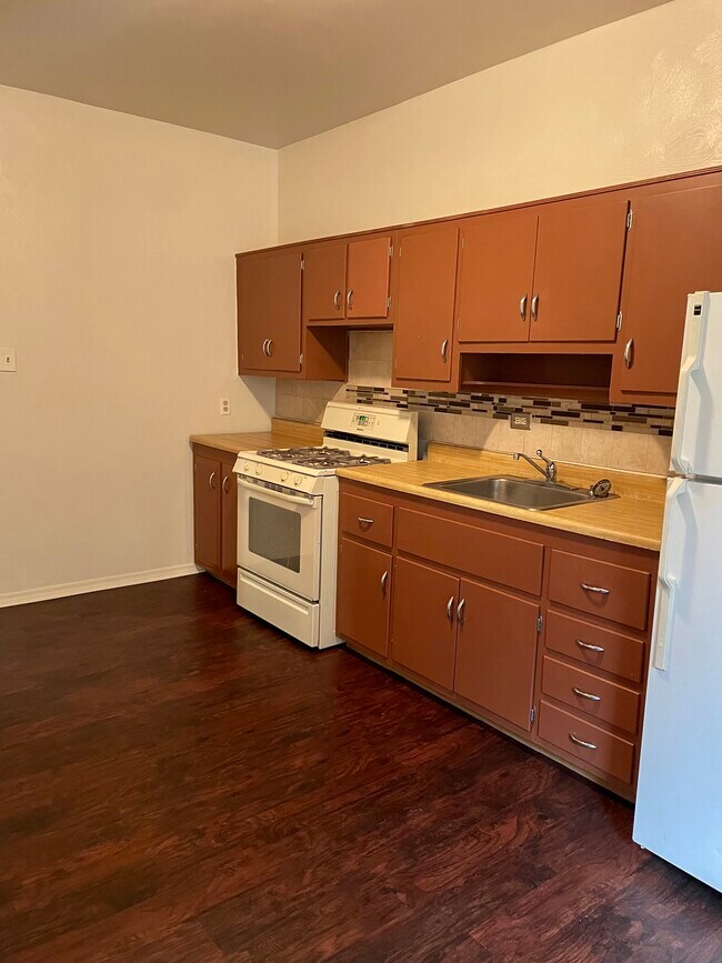 Photo - 674 Middle Ave