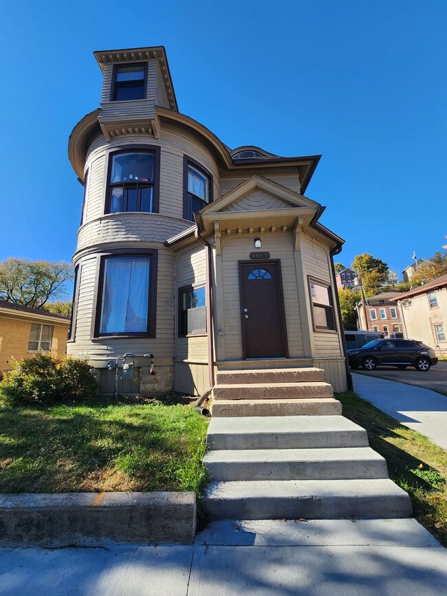 Building Photo - 1BR Unit DBQ - 1449-04