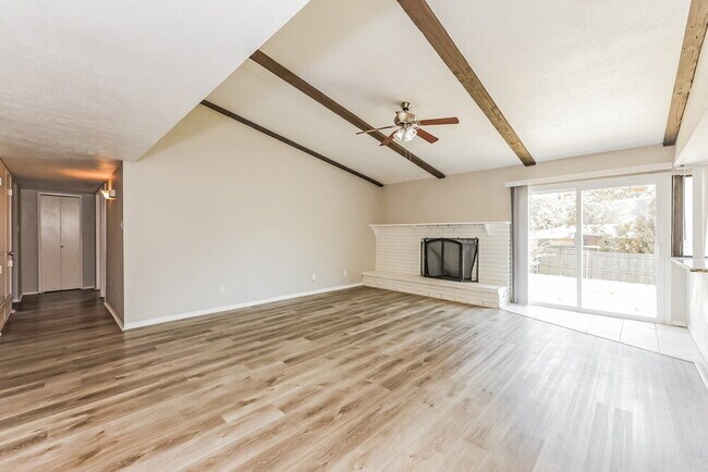 Photo - 902 Live Oak Dr