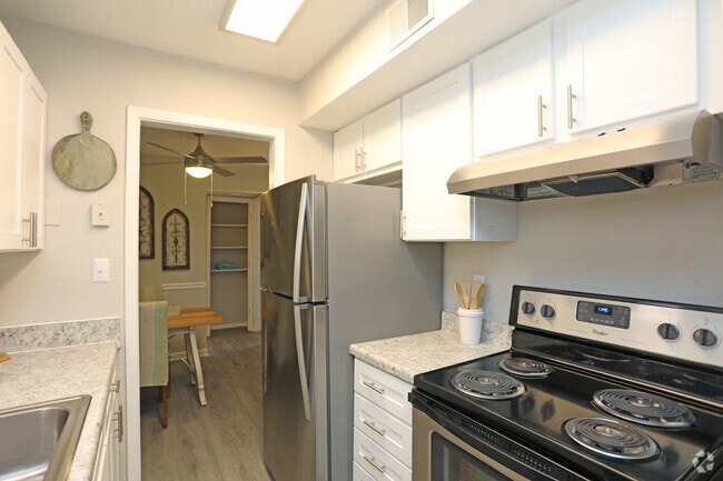2BR,2BA-850 SF (Renovated)