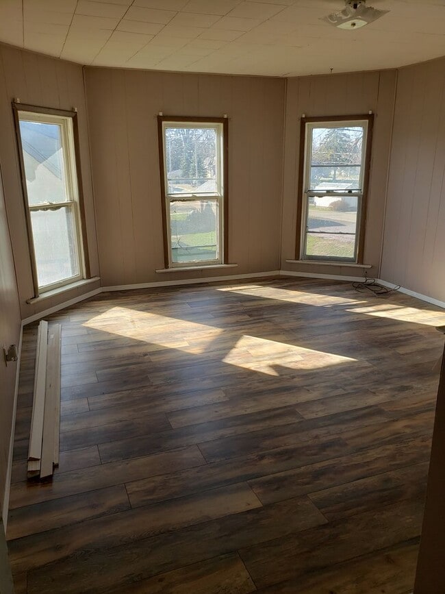 Building Photo - 2- Bedroom, 1- Bath Upper Unit in Hillsboro