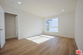 Photo - 10801 Kling St