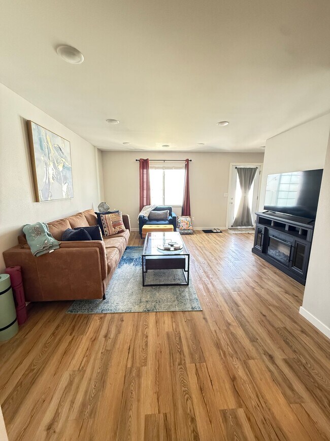 Photo - 1060 Thames Ct
