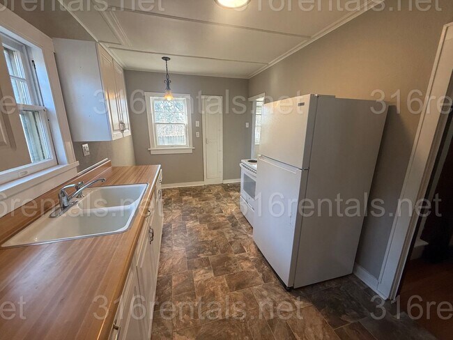 Photo - $1100 - 2 bedroom / 1 bathroom - Single Family Home