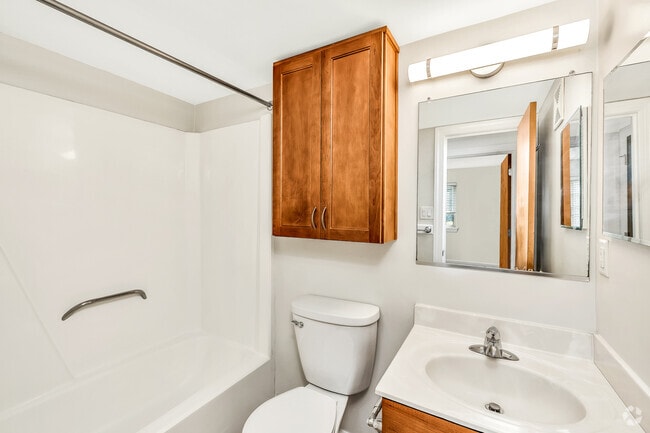 2BR, 1BA - 777SF - Clifden - Bathroom - Waterford Apartments