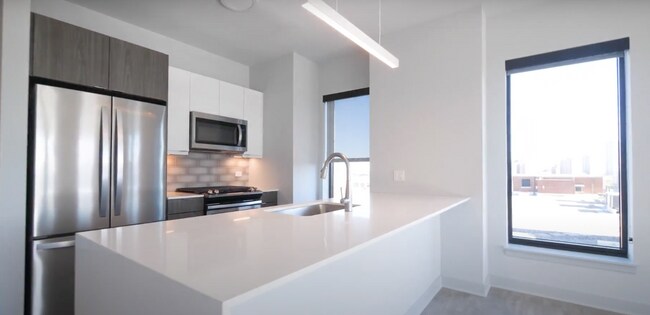 Photo - 1041 W Addison St