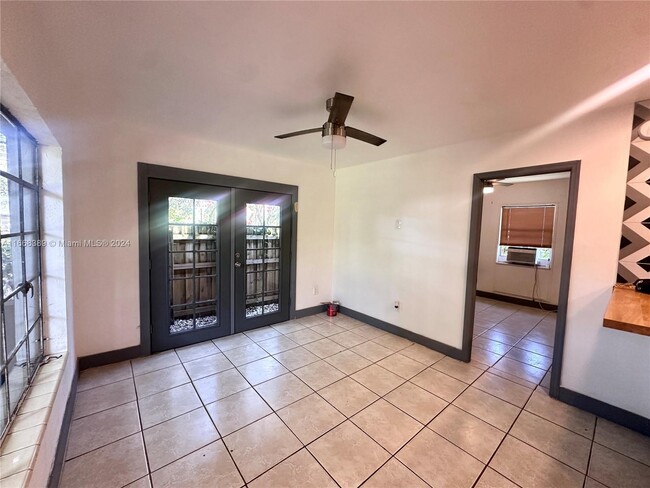 Photo - 1418 SW 27th St Unidad 1
