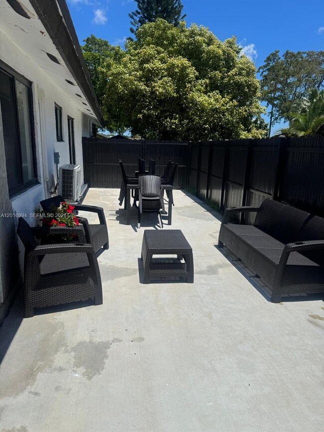 Building Photo - 6825 SW 154th Ct Unit 1