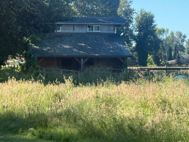 Photo - Large Mount Vernon Home on Acreage
