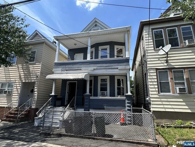 Building Photo - 47 Maple St Unit 2-2 Rental