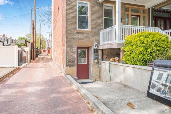 Building Photo - Stunning 2 BR/2.5 BA 2-Level Condo in Petw...