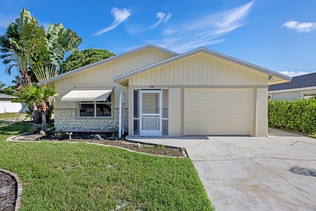 Building Photo - 2 Bedroom 2 bath Pool Home in Naples park
