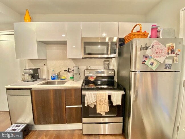 Building Photo - 2010 Walnut St Unit B02 Rental