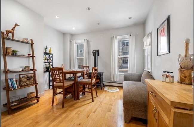 Building Photo - 866 E 5th St Unit 1