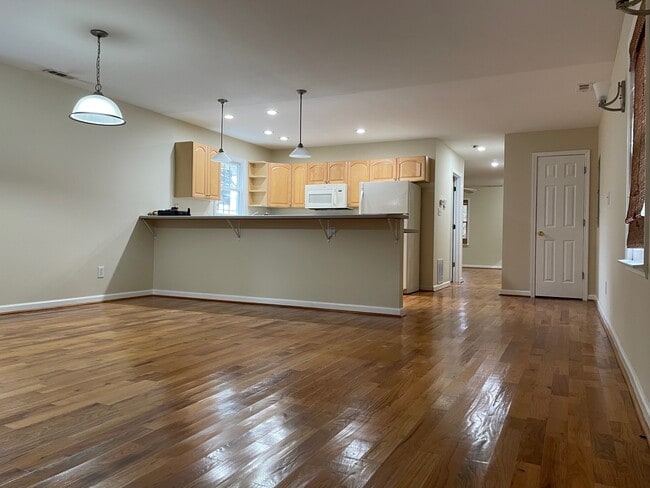 Photo - 685 Garibaldi St SW