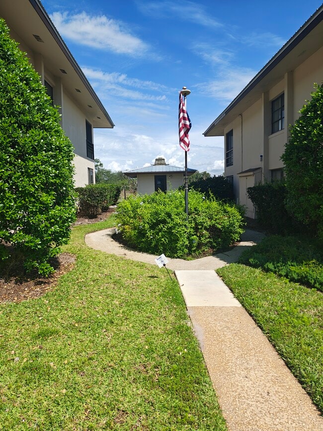 Sendero entre edificios - 116 Fairway Ct Unidad Fairway Court