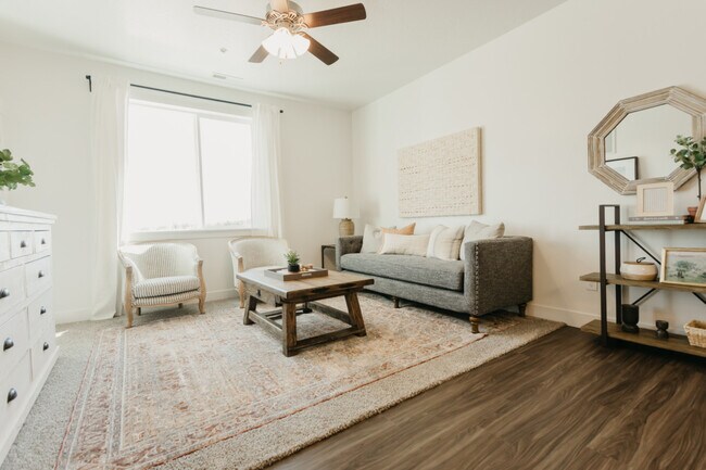 Photo - 671 N 380 W Unidad Master Bedroom