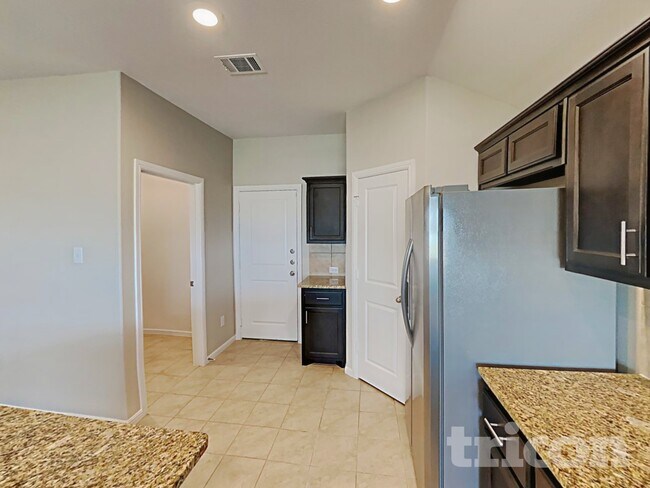 Photo - 304 Foxhunter St