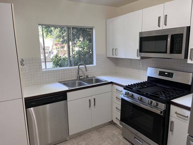 Building Photo - 18350 Hatteras St Unit 152