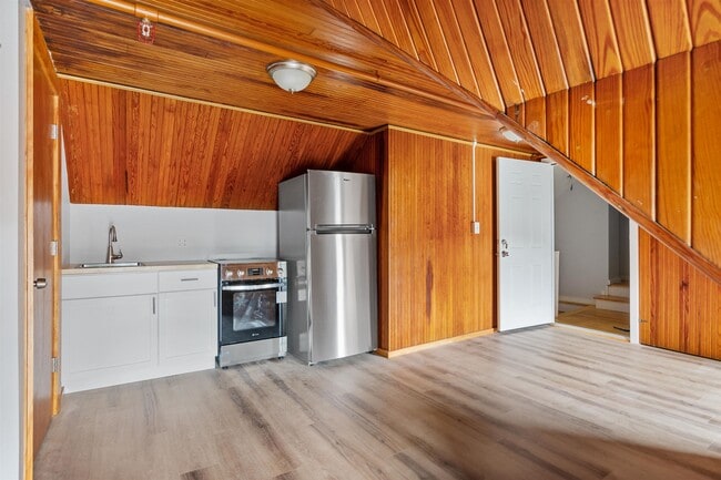 Building Photo - 109 Pleasant St Unit 3rd Floor