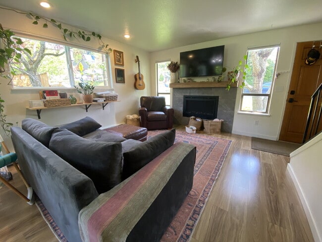 Photo - Spacious 2-Bedroom Townhome in Fairhaven with Spacious Fenced Yard Unidad #2
