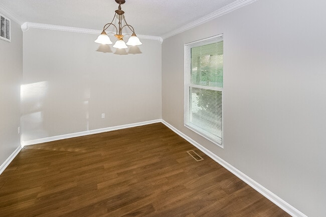 Photo - 105 Tecumseh Trail