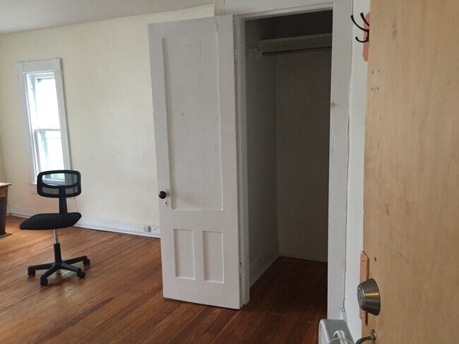 166 W 4th St