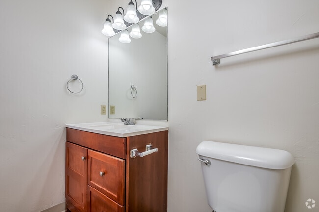 2BR, 1BA - 1,000SF - Bathroom