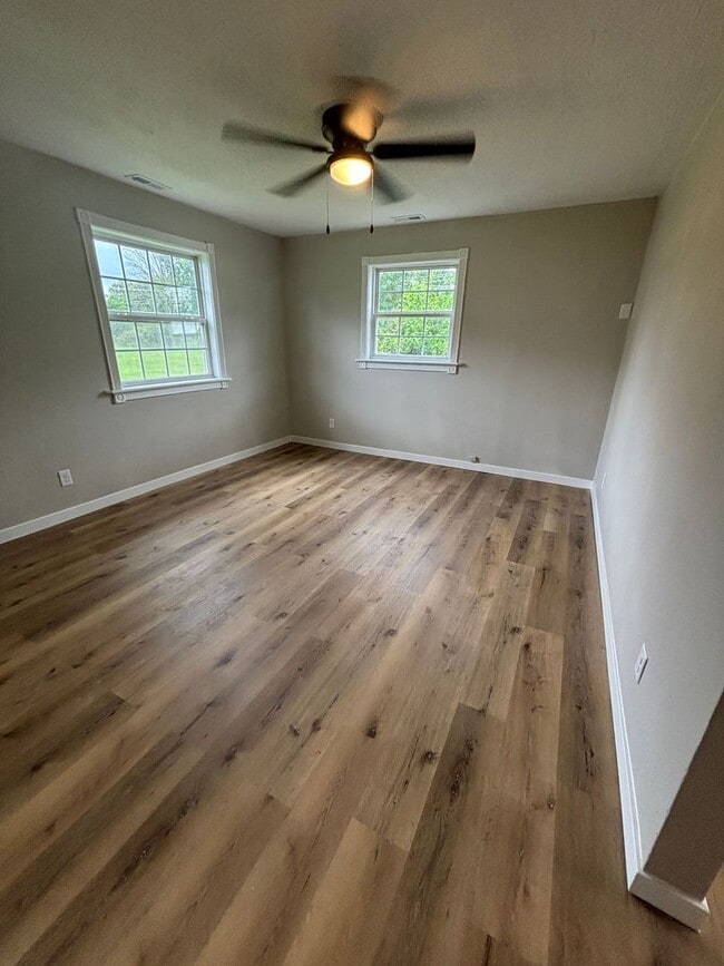 Photo - Newly Renovated 2 Bed 1 Bath Apt Move In Special!!