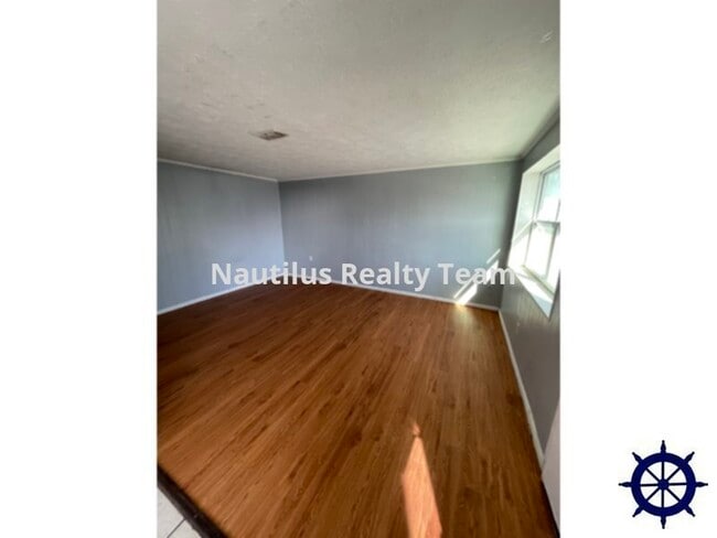 Photo - 715 W 13th St
