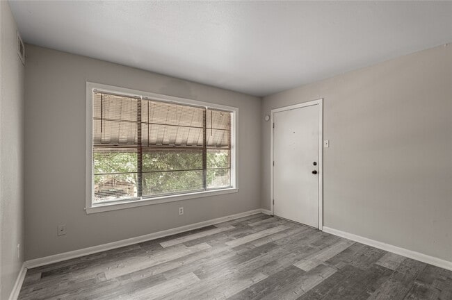 Building Photo - 818 University Ave Unit 7