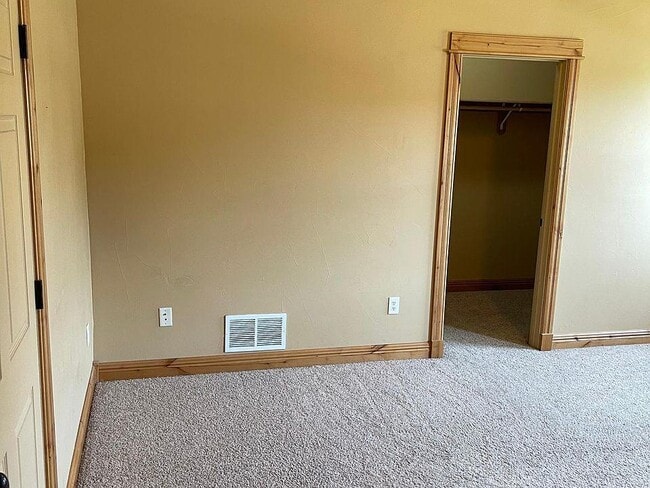 Photo - 905 Saxon Way