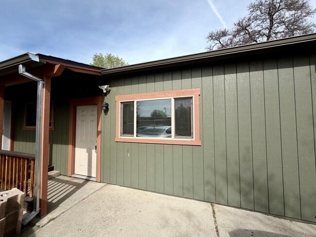 Photo - 1835 Desna St