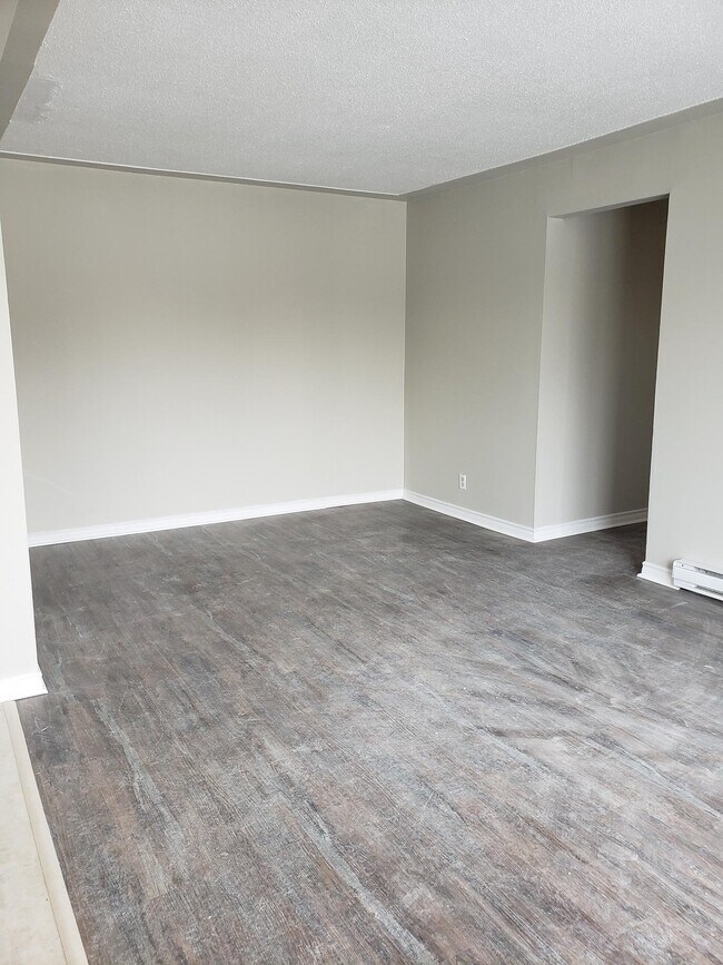 Photo - 105 Mausser Av