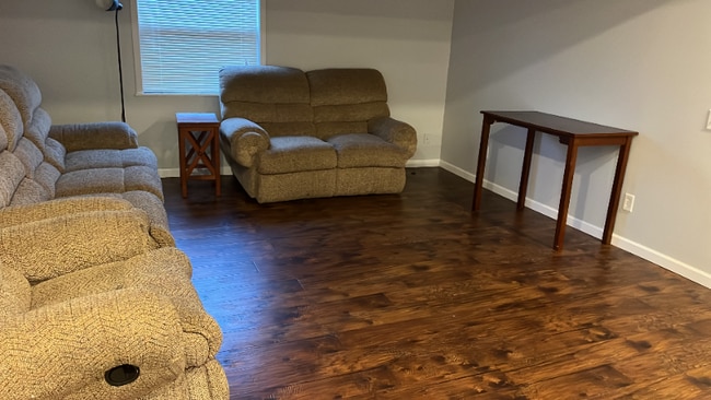 Photo - 298 Powell St E