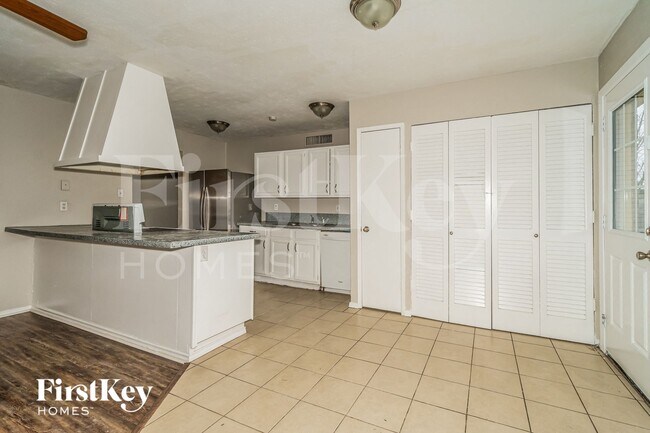 Photo - 6403 Redwood Ln