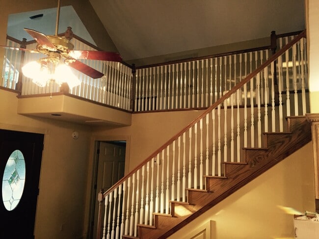 Hermosa escalera al dormitorio principal - 1431 S Elwood Ave