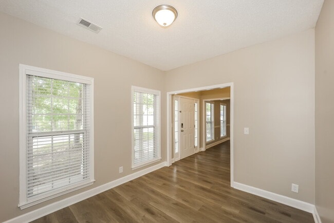 Photo - 284 Baldwin Ct