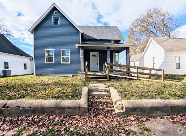 Building Photo - Spacious Crawfordsville Home!