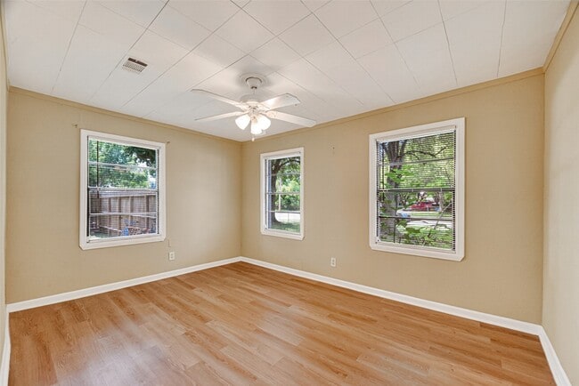 Photo - 1504 Lawrence Ave