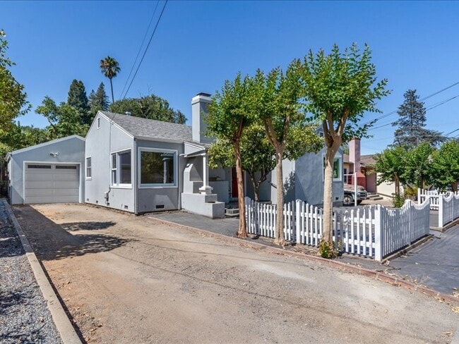 Building Photo - 827 University Ave Rental